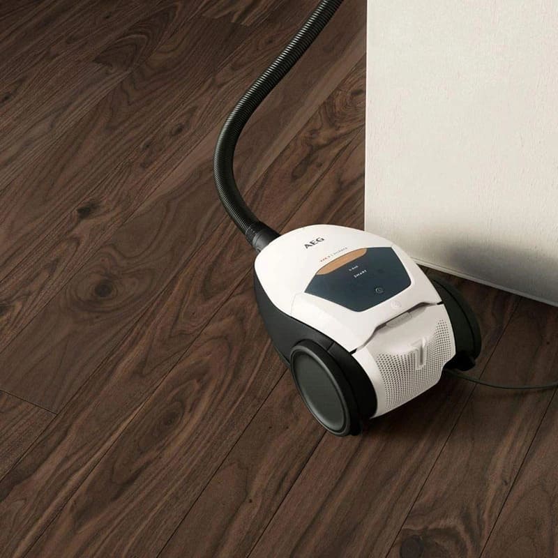 جاروبرقی AEG VX82-1-ALR روی پارکت
