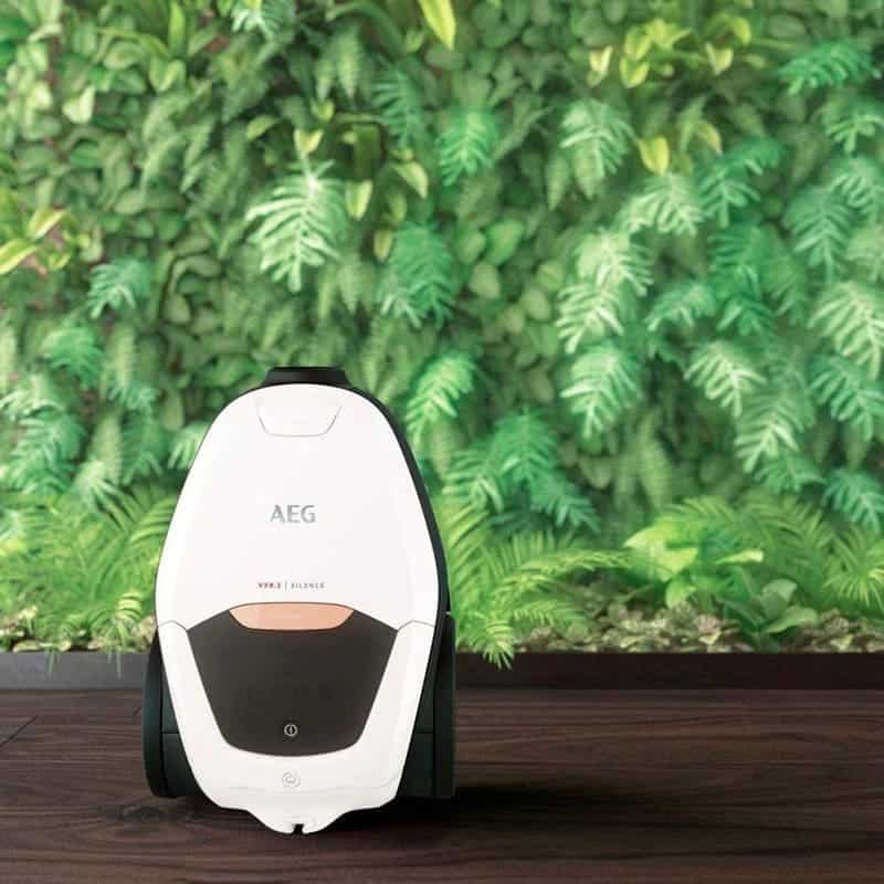جاروبرقی AEG VX82-1-ALR با پشت زمینه سبز رنگ که شبیه برگ هستند