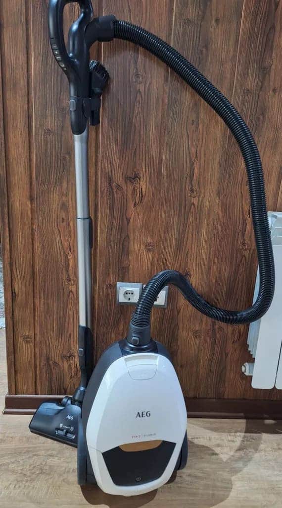 جاروبرقی AEG VX82-1-ALR باپشت زمینه قهوه ای