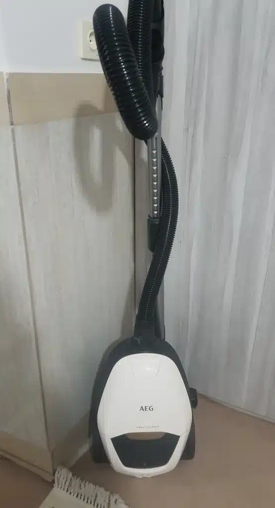 جاروبرقی AEG VX82-1-ALR بصورت ایستاده