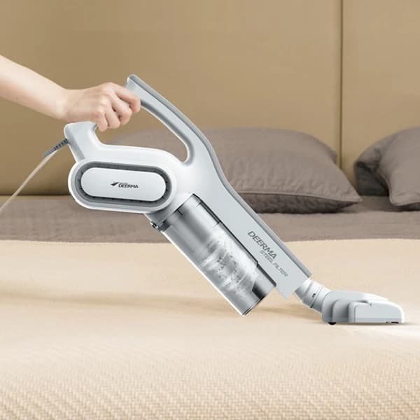 جاروبرقی ایستاده درما شیائومی مدل Deerma DX700 در دست یک زن