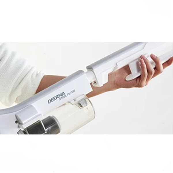 جاروبرقی ایستاده درما شیائومی مدل Deerma DX700 در دست یک زن