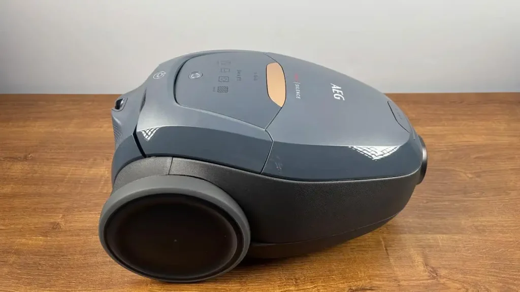 جاروبرقی آاگ مدل VX82-1-5DB بر روی زمین پارکت