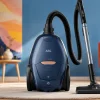 جاروبرقی AEG VX82-1-5DB در فضای مدرن خانه؛ تصویر شاخص مقاله نقد و بررسی تخصصی