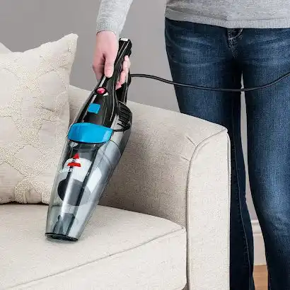 جاروشارژی ایستاده بیسل feather weight 2024E در دست یک خانوم