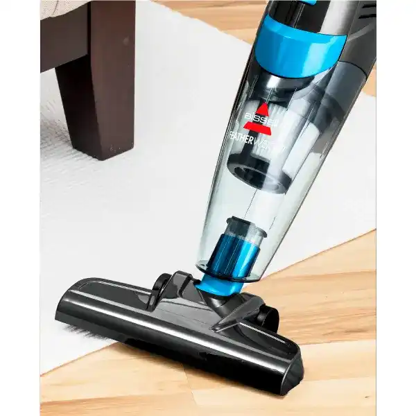 جاروشارژی ایستاده بیسل feather weight 2024E درحال جارو زدن پارکت