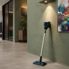 بخارشوی بیسل مدل SLIM 2781Z تکیه داده به دیوار سبز در کنار یک تابلو چند رنگ در یک خانه مدر و بزرگ