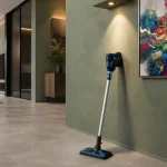 بخارشوی بیسل مدل SLIM 2781Z تکیه داده به دیوار سبز در کنار یک تابلو چند رنگ در یک خانه مدر و بزرگ