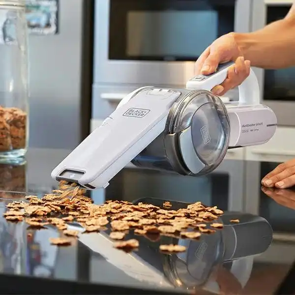 جارو شارژی دستی بلک اند دکر مدل Black & Decker PV1820 دست یک مرد درحال جارو زدن