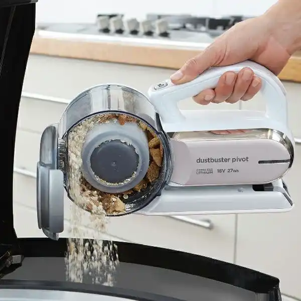 جارو شارژی دستی بلک اند دکر مدل Black & Decker PV1820 در دست سک مرد درحال خالی کردن اشغال ها