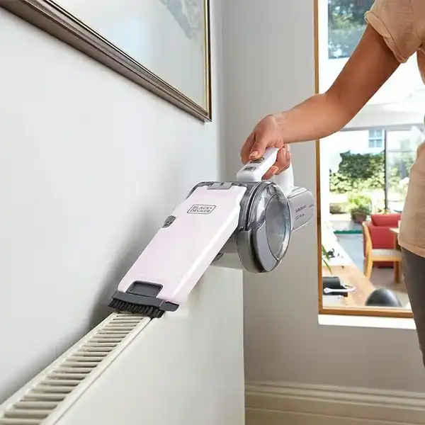 جارو شارژی دستی بلک اند دکر مدل Black & Decker PV1820 دست یک مرد درحال جارو زدن