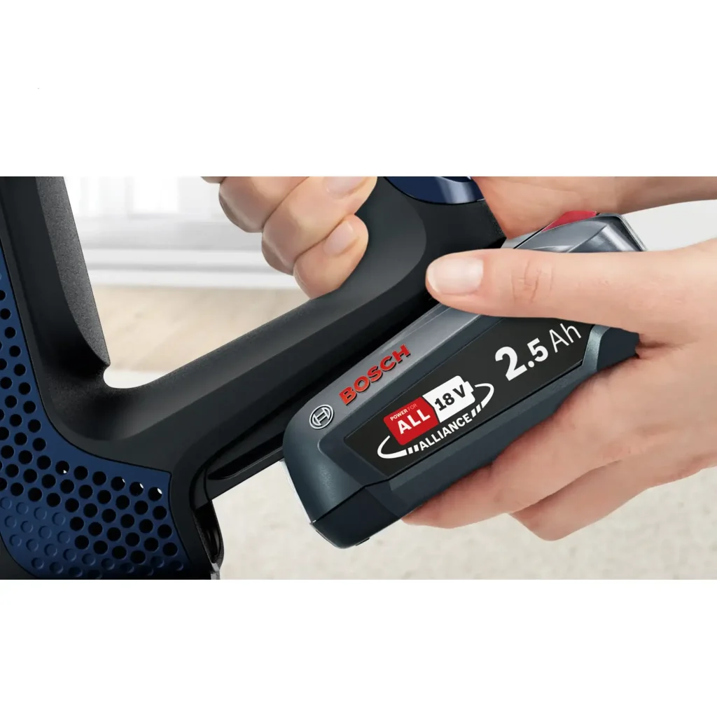 فرد در حال جا زدن باتری روی جاروشارژی بوش مدل BCS611P4A است