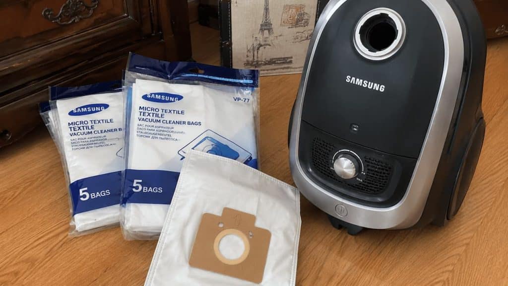 جاروبرقی سامسونگ کیسه دار همراه با پاکت هایش بر روی میز میز
