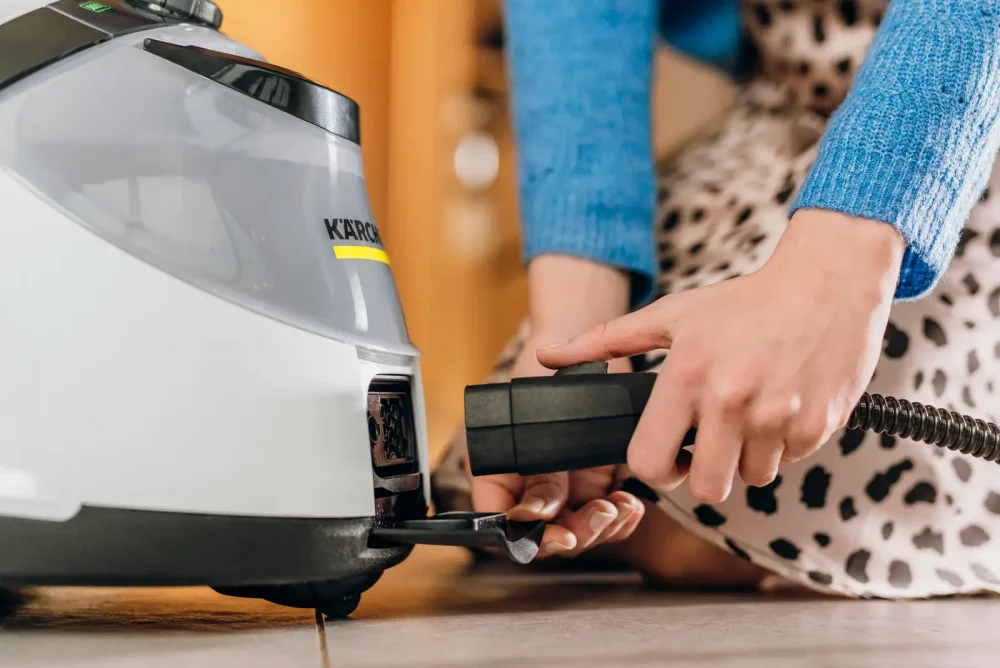 فرد در حال جا زدن شلنگ بخارشوی کارچر مدل SC5 EASYFIX