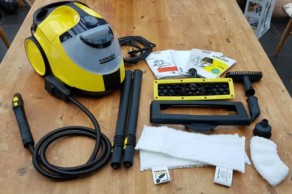 بخارشوی کارچر مدل SC5 EASYFIX به همراه تمام لوازم جانبی روی زمین