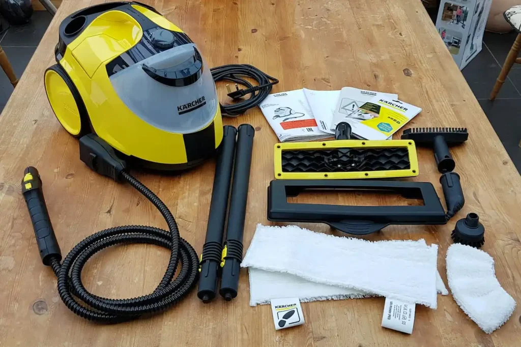 بخارشوی کارچر مدل SC5 EASYFIX به همراه تمام لوازم جانبی روی زمین