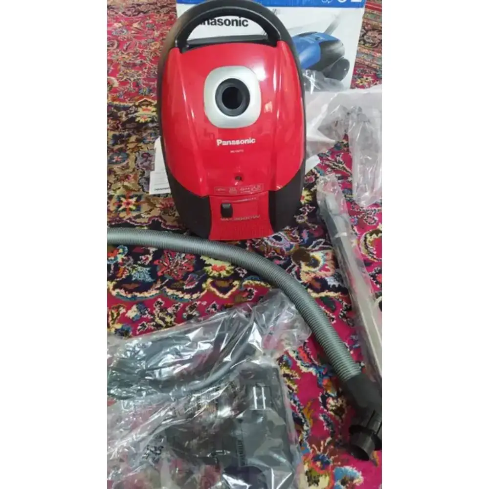 جاروبرقی پاناسونیک مدل MC-CG713 رنگ قرمز در کنار خرطومی