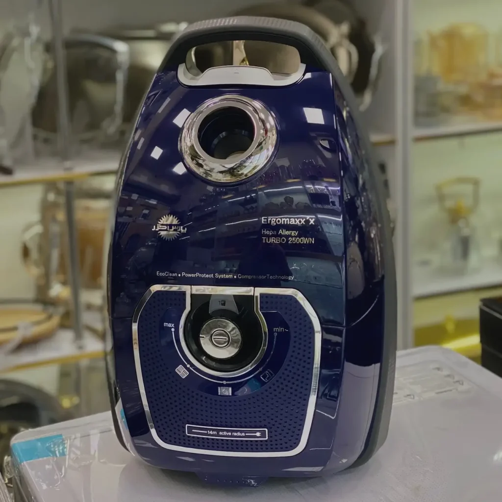 جاروبرقی پارس خزر مدل Turbo 2500WN رنگ سرمه ای روی یک میز در یک فروشگاه لوازم خانگی