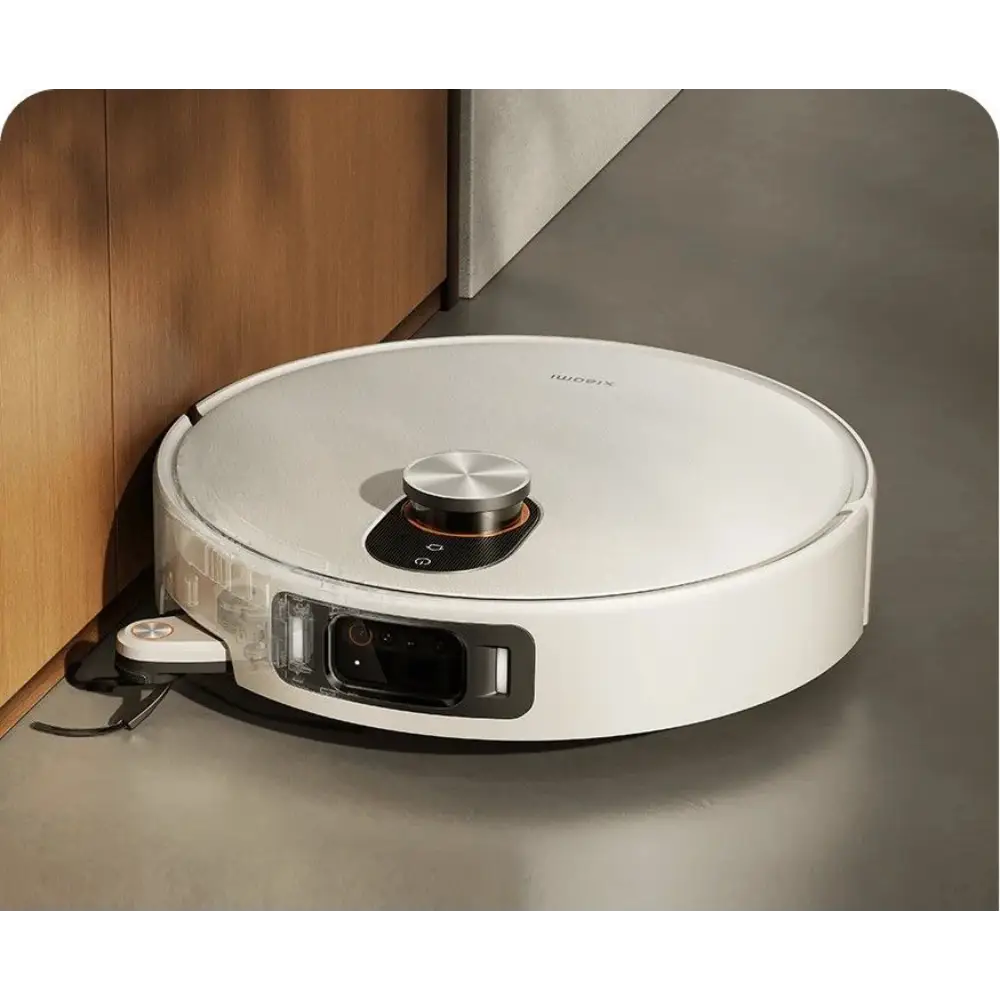 جارو رباتیک شیائومی مدل Robot Vacuum 5 Pro در حال تمیز کردن گوشه بوفه با برس مخصوص کنارش