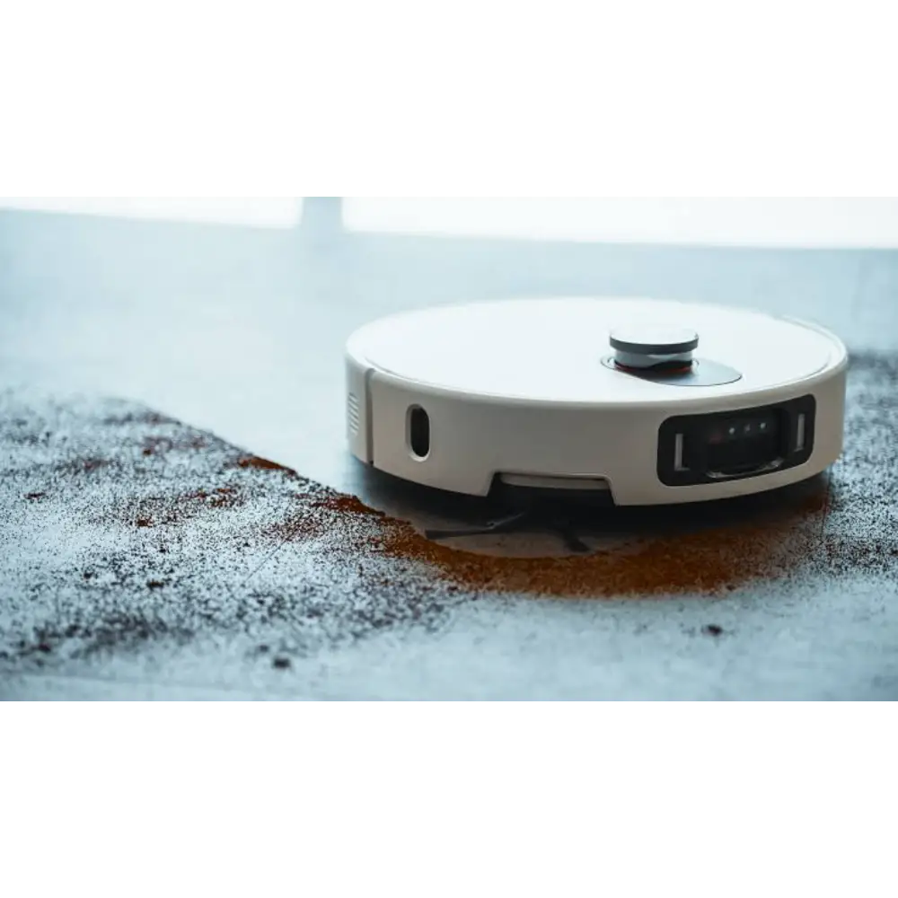 جارو رباتیک شیائومی مدل Robot Vacuum 5 Pro در حال تمیز کردن اشغال های ریز