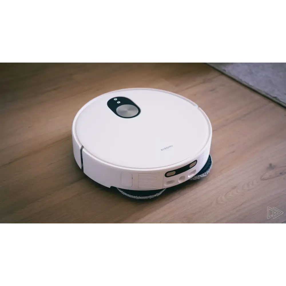 جارو رباتیک شیائومی مدل Robot Vacuum 5 Pro در حال جارو تی زدن روی پارکت