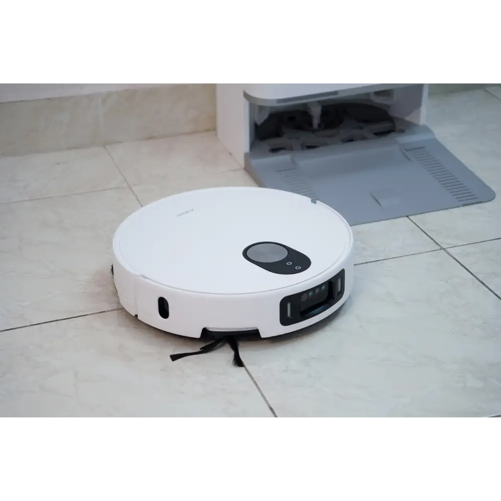 جارو رباتیک شیائومی مدل Robot Vacuum 5 Pro در حال تمیز کردن زمین در کنار داک خود