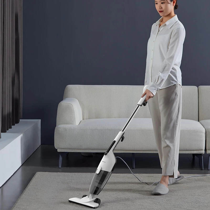 اقا با جاروبرقی درما شیائومی مدل DX120C در حال جارو کردن