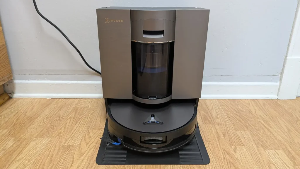 جارو رباتیک اکووکس مدل X11 OmniCyclone به همراه ربات در حال شارژ