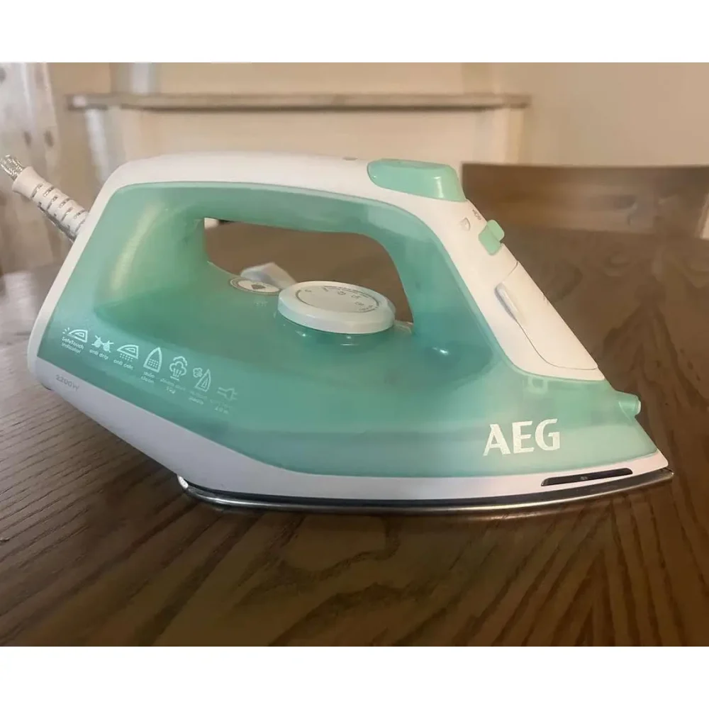 اتو بخار 2400 وات آ ا گ مدل DB1740LG به حالت خوابیده روی میز چوبی