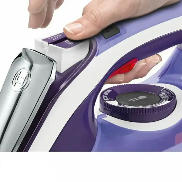 فرد در حال فشار دادن دکمه بخار اتو بخار 3200 وات بوش مدل TDI903231H است