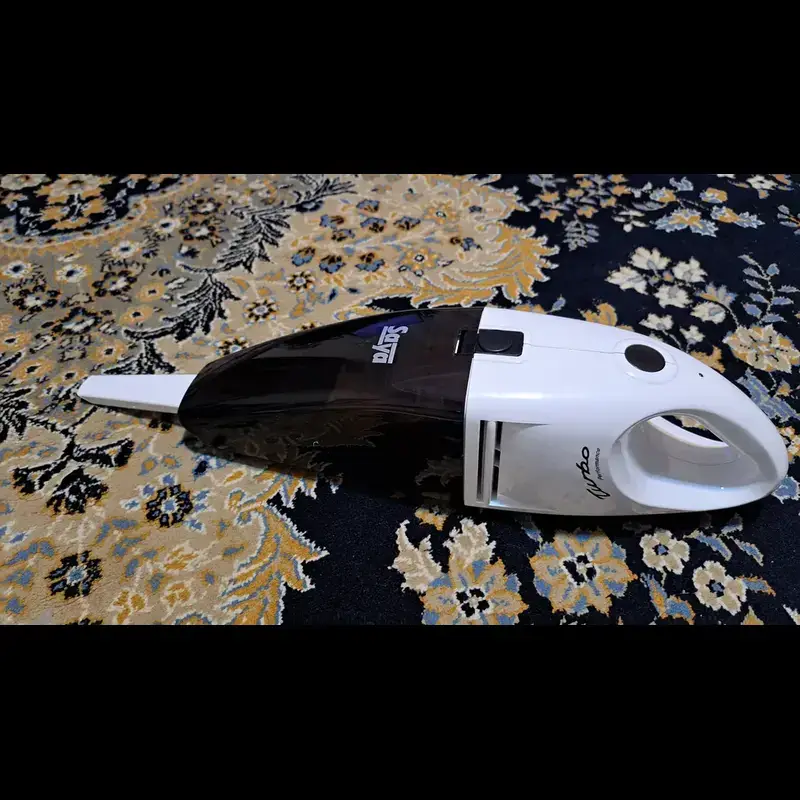 جارو شارژی دستی سایا مدل توربو Turbo رنگ سفید مشکی روی فرش