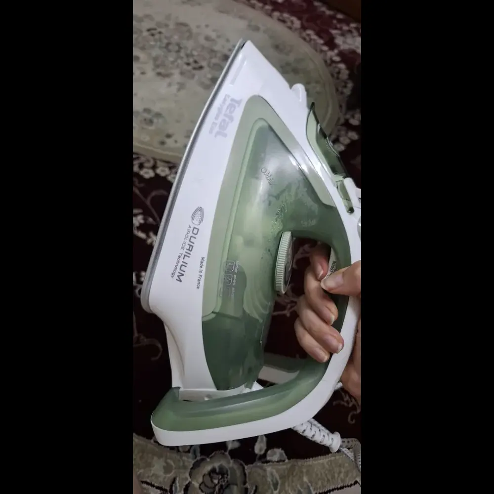 نمای کناری اتو بخار 2800 وات تفال مدل FV5781