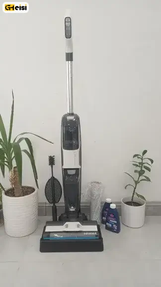جارو شارژی زمین شوی بیسل مدل CrossWave HF3 3598E کنار گلدون ها به شارژ است