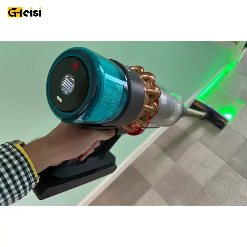 فرد با نور برس جارو شارژی دایسون مدل Gen5 Detect در حال جارو زدن و پیدا کردن گرد و غبار کنار قرنیز