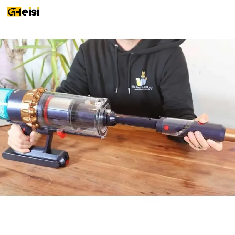 فرد جارو شارژی دایسون مدل Gen5 Detect در دستانش گرفته است