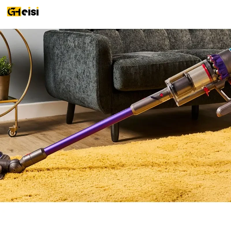 فرد در حال جارو زدن فرش با جارو شارژی دایسون مدل Gen5 Detect است