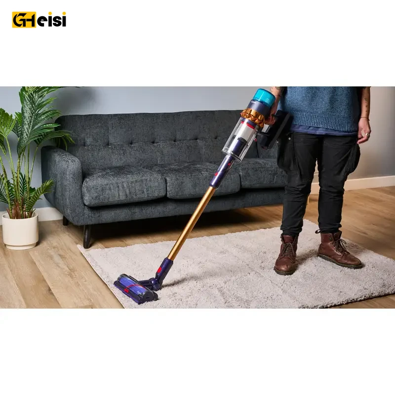 جارو شارژی عصایی دایسون مدل Gen5 Detect در دستان فرد