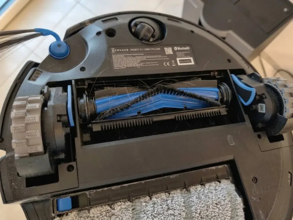 نمایش برس اصلی جارو رباتیک اکووکس X11 Omnicyclone بلافاصله پس از تست موی حیوانات که نشان از جمع کردن بسیار خوب مو در این مدل دارد و شاید تک و توکی مو روی برس باشد