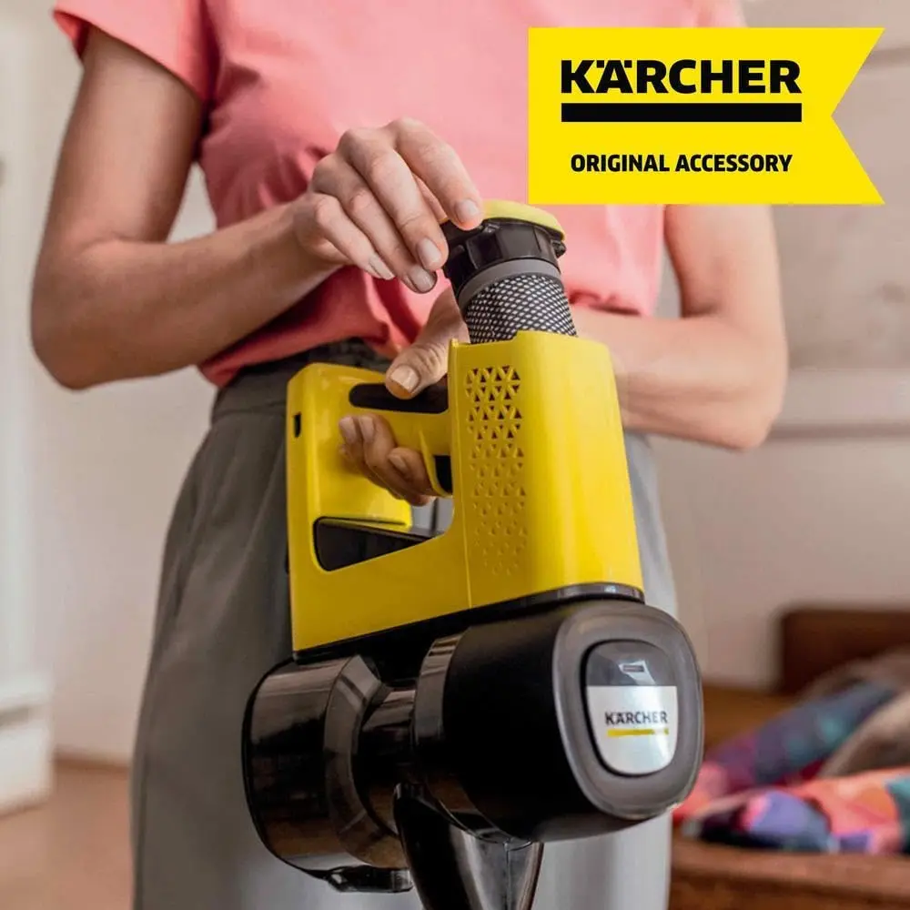 خانوم جاروی شارژی کارچر مدل VC 4 CORDLESS MYHOME در دستش است