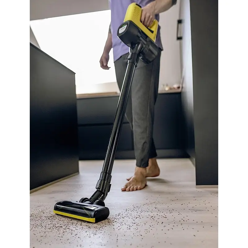 فرد در حال جارو کشی با جاروی شارژی کارچر مدل VC 4 CORDLESS MYHOME است