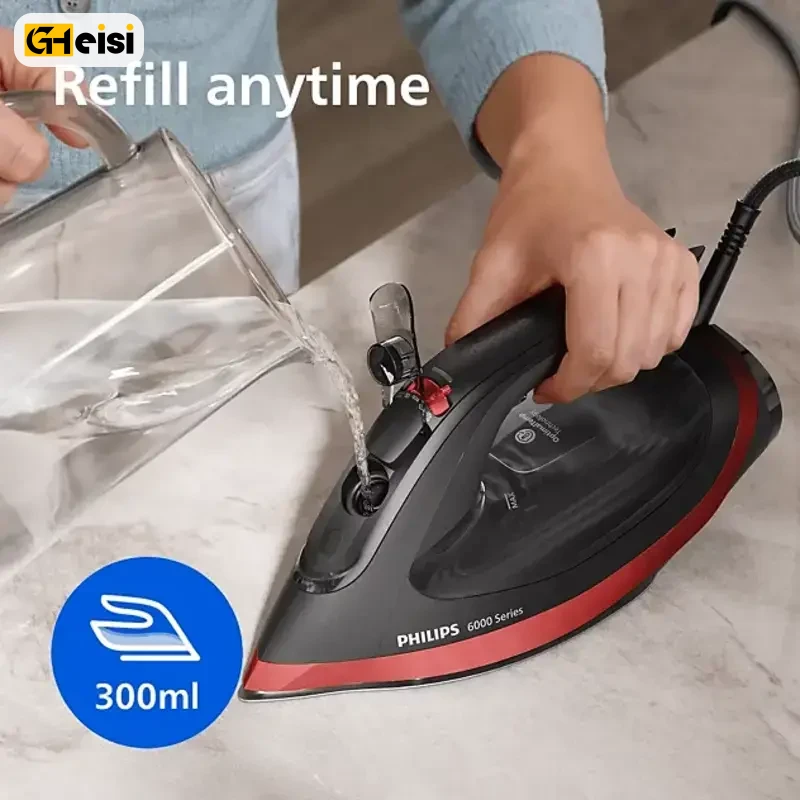 فرد در حال پز کردن مخزن 300 میلی لیتری اتو بخار 2800 وات فیلیپس مدل DST6130 است
