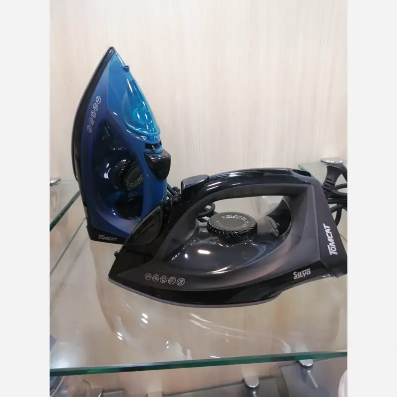 رنگ آبی ایستاده اتو بخار 2400 وات سایا مدل تامکت TOMCAT در کنار رنگ مشکی اش به حالت خوبیده روی میز شیشه ای