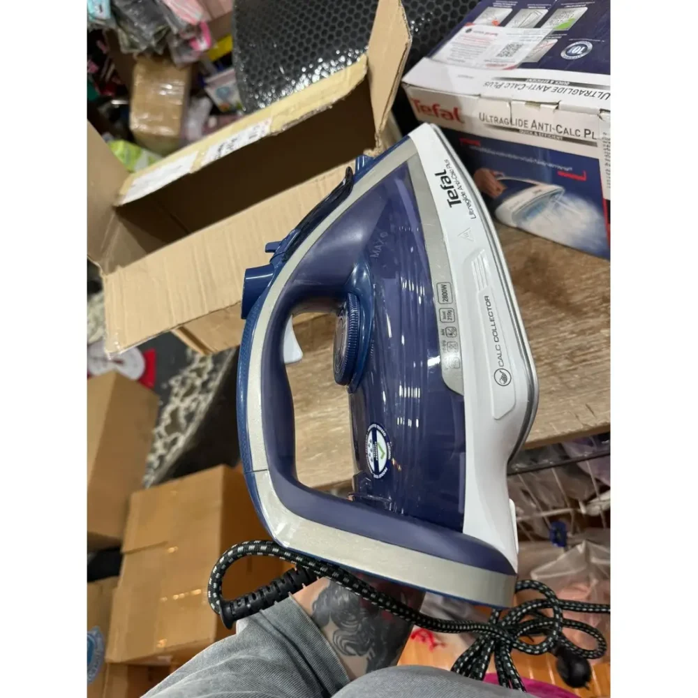 نشان دادن نمای کنار اتو بخار 2800 وات تفال مدل FV5820 توسط خانوم