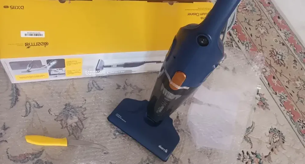 جاروبرقی درما شیائومی مدل DX115 Pro در حال جارو زدن فرش