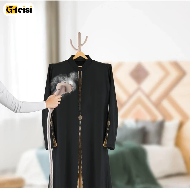 فرد مانتوی مشکی را با اتو بخارگر ایستاده بلک اند دکر مدل GST1620-B5 اتوکشی میکند