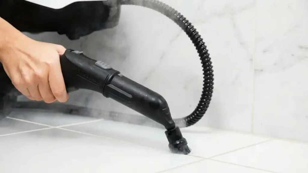 جرم‌گیری و تمیز کردن بند کاشی و سرامیک سفید با برس نازل بخارشوی کارچر مدل SC3 EasyFix
