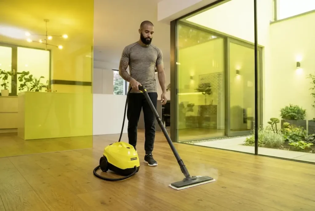 اقا با بخارشوی karcher easyfix در حال تمیز کردن کف اداره