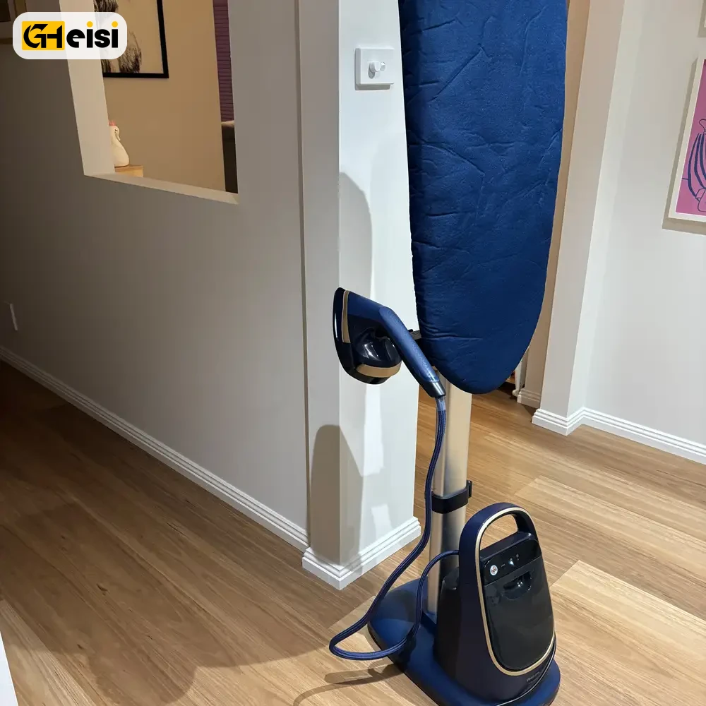 بخارگر ایستاده فیلیپس مدل AIS8530 رو به روی دیوار سفید و کف لمینت