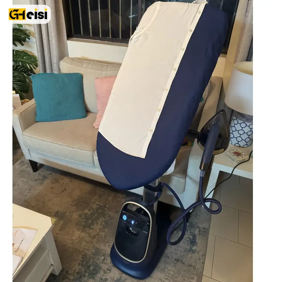 لباس روی میز اتو بخارگر ایستاده فیلیپس مدل AIS8530 در حالت عمودی قرار گرفته