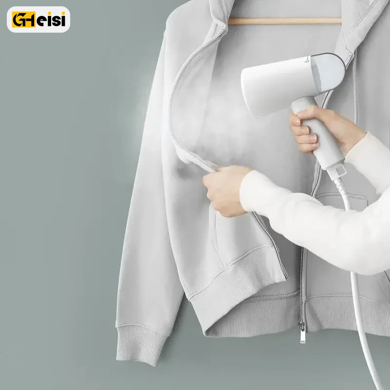 فرد با اتو بخارگر 1200 وات تفال مدل DT1020 لباس سفید را اتوکشی میکند